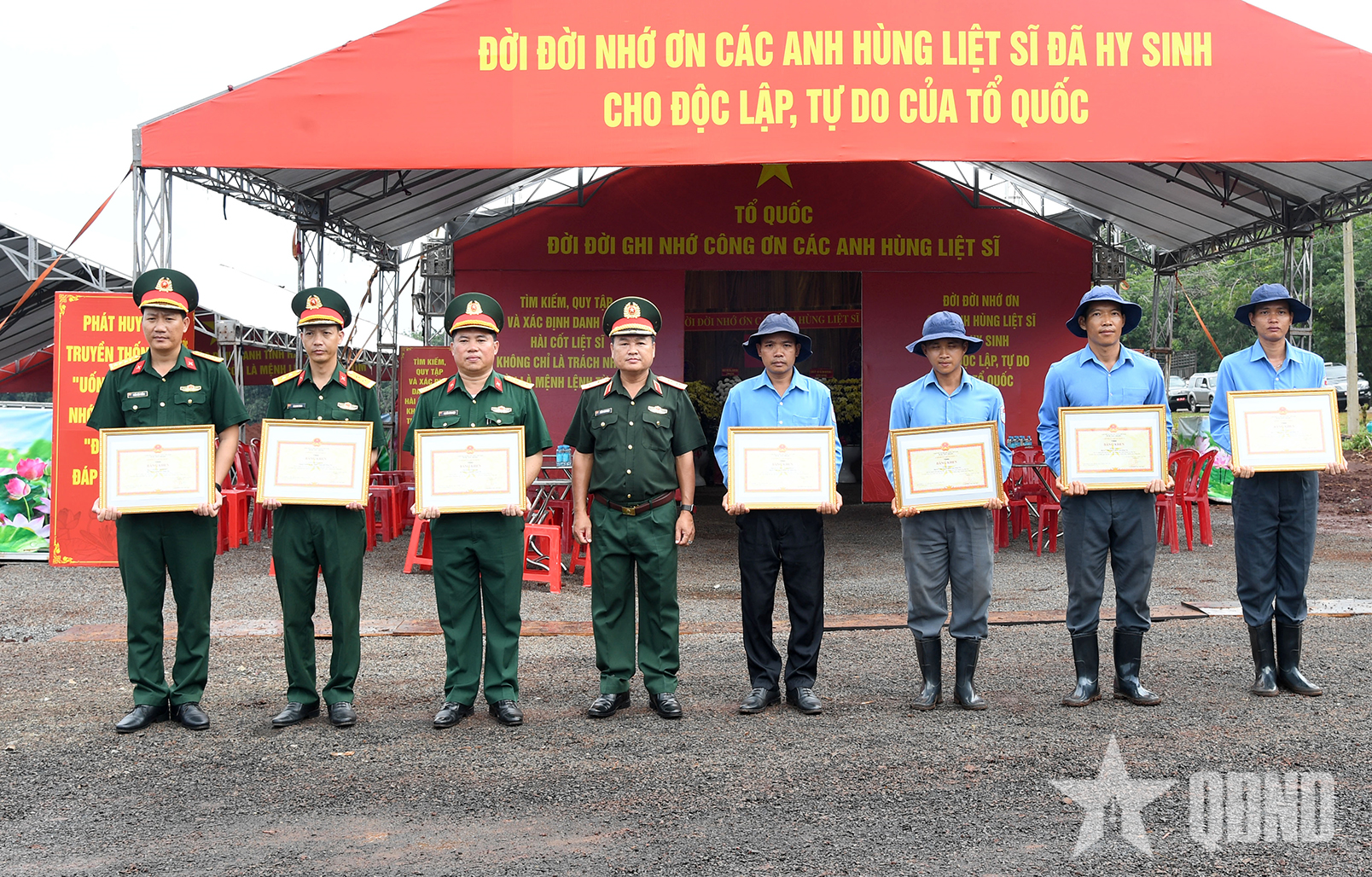 Quân khu 7 khen thưởng đột xuất các lực lượng tìm kiếm, quy tập hài cốt liệt sĩ tại Đồng Nai